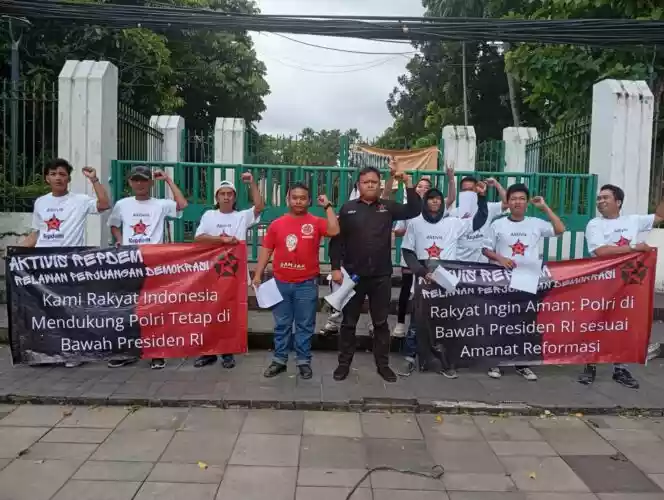 konferensi pers aktivis repdem di tugu proklamasi